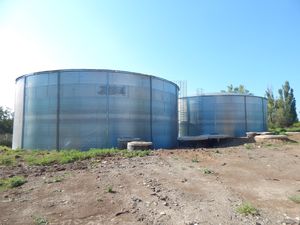
	Система водопостачання населених пунктів починається з ємностей, з яких вода подається на систему водопідготовки, а потім - споживачам. Для цих цілей раніше виготовлялися металеві зварні ємності, які після 5-10 років роботи в основному знаходяться в аварійному стані. Тому для вирішення питання іржавої води в крані зараз намагаються застосовувати пластикові ємності, в тому числі модульні резервуари.

	&nbsp;

	Сфера застосування:

	
		Міста, села з недоліком питної води.
	
		Населені пункти з відсутністю питної води.
	
		Населені пункти з аварійними ємностями.
	
		Населені пункти з &laquo;агресивною водою&raquo;. Вода зі свердловин часто містить залізо, сірководень, які потім &laquo;прибираються&raquo; водопідготовкою. Але якщо ємність не стійка до агресивних речовин, то вона швидко виходить з експлуатації. Пластиковий вкладиш модульної ємності стійкий до агресивних речовин. Резервуари використовуються для води з високим відсотком сірководню.


	

	
		&nbsp;

